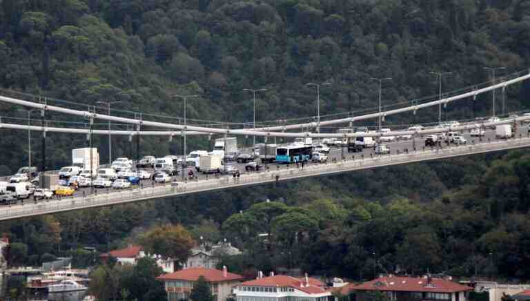 FSM’deki intihar girişimi trafiği kilitledi