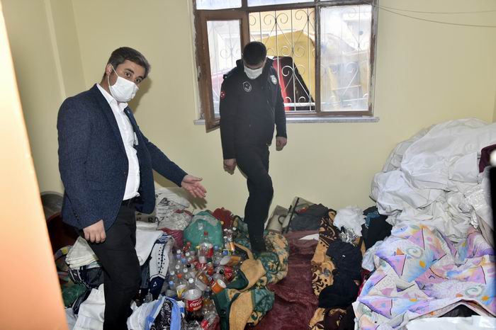 2 çöp evden 3 kamyon malzeme çıktı