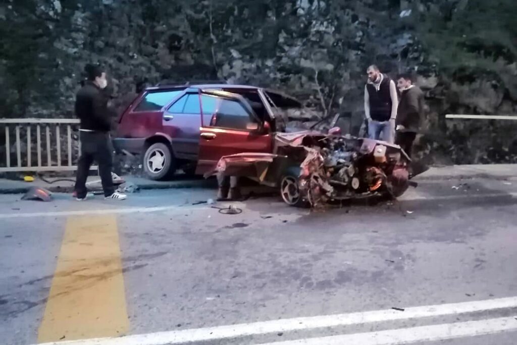 Hurdaya dönen araçtan sağ çıktı