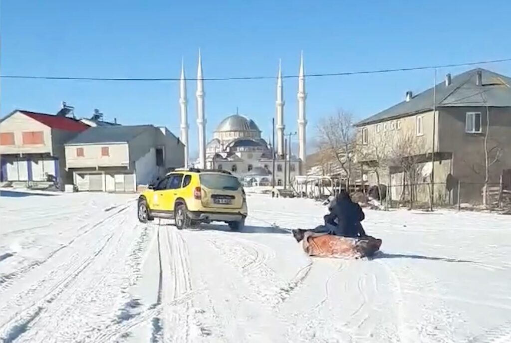 Yaylaya yağan kar üzerinde çocuklar gibi eğlendiler