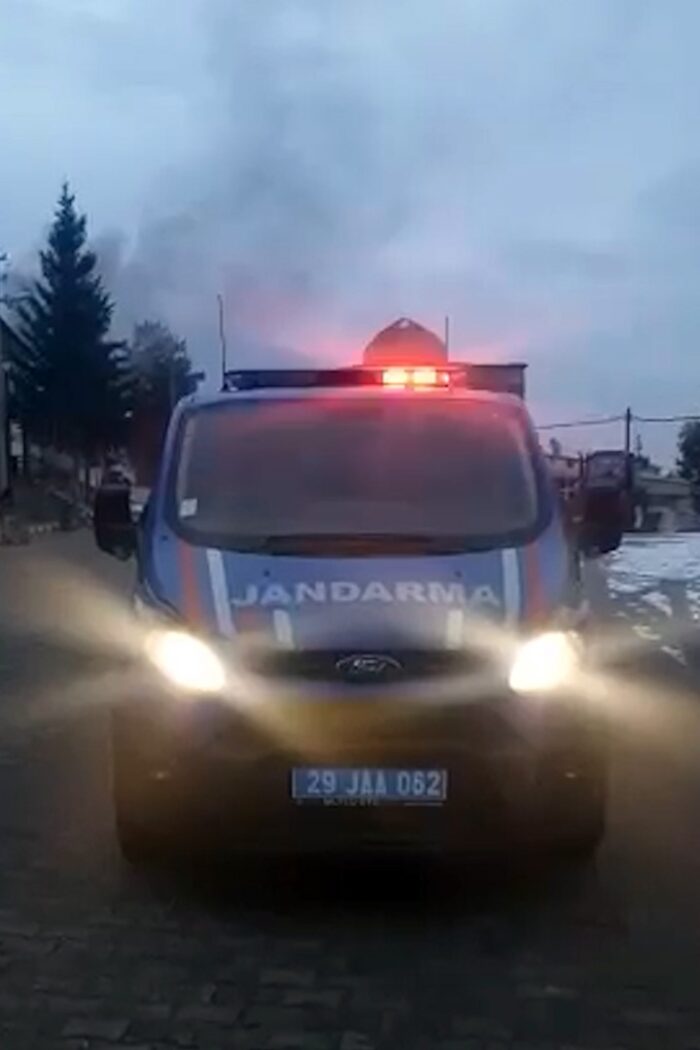 Jandarma köy köy gezip “Misafirliğe gitmeyin” diyor