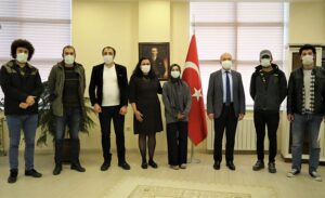 Ödülleriyle Rektör Zeybek’i ziyaret ettiler