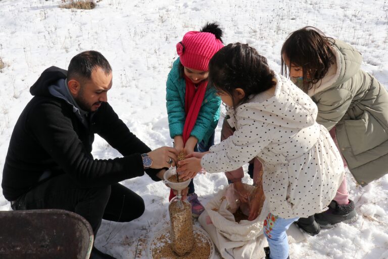 Çocuklar kuş yemliği yaparak mutlu oluyor