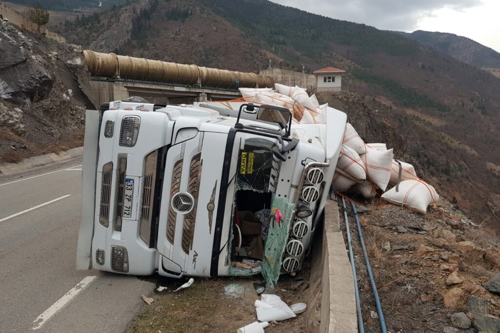 saman yüklü tır devrildi: 2 yaralı