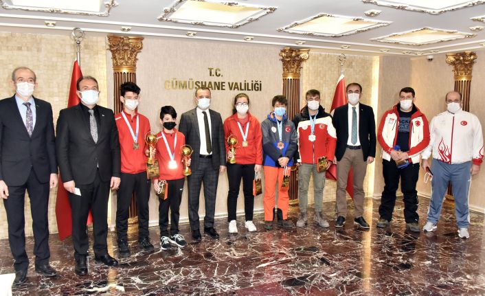 Vali Taşbilek şampiyon sporcuları ödüllendirdi