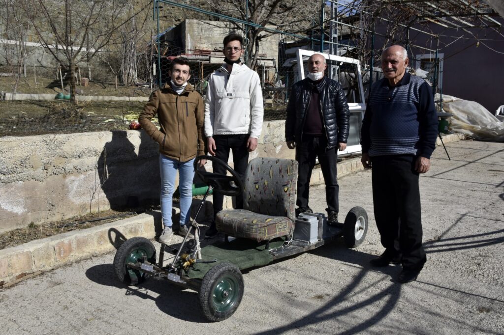 Cep telefonlarını satıp kendilerine araba yaptılar