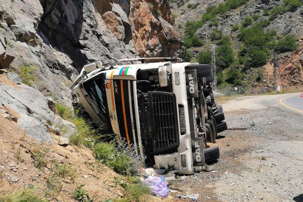 Azeri sürücünün kullandığı tır Zigana dağında yan yattı