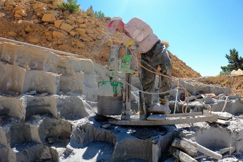 27 yıldır kavurucu sıcakta balyoz sallayıp taşa şekil veriyor