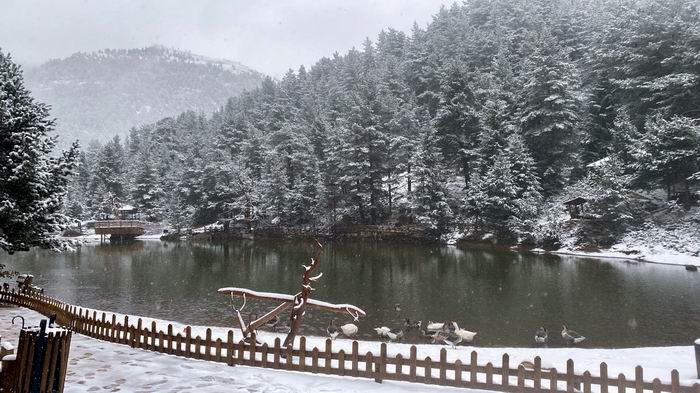 Limni gölü beyaza büründü