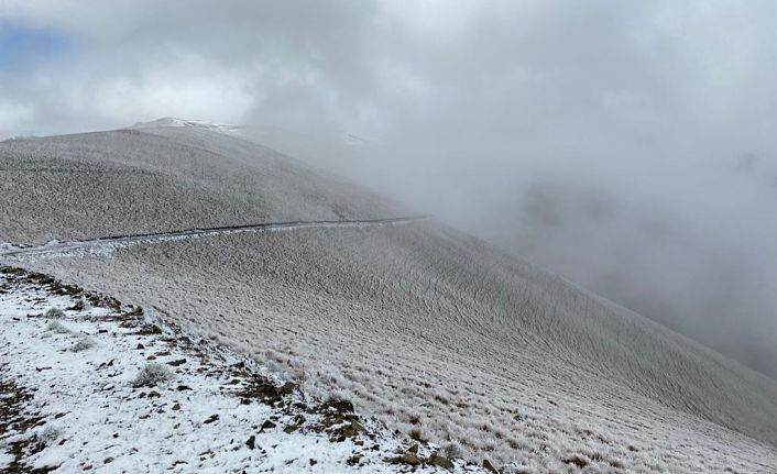 Yüksekler beyaza büründü hava buz kesti