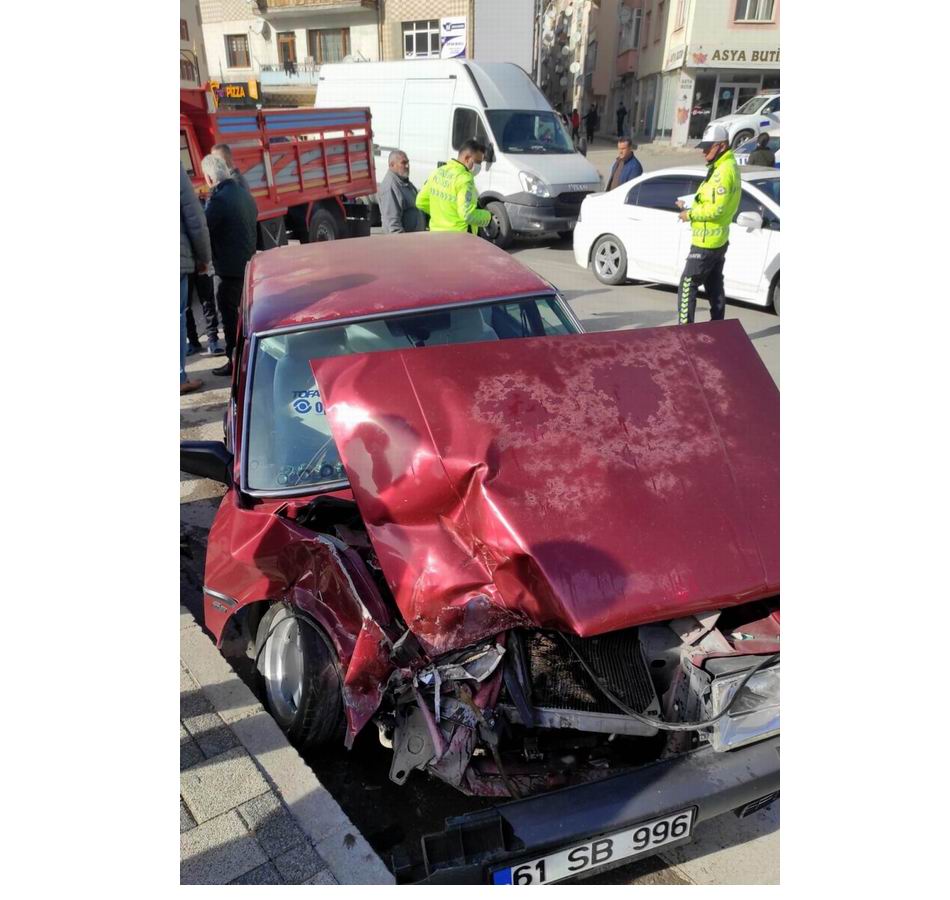 Freni boşalan kamyonet faciaya yol açıyordu: 5 yaralı