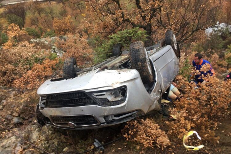 Virajı alamayan otomobil 45 metrelik uçuruma yuvarlandı: 4 yaralı