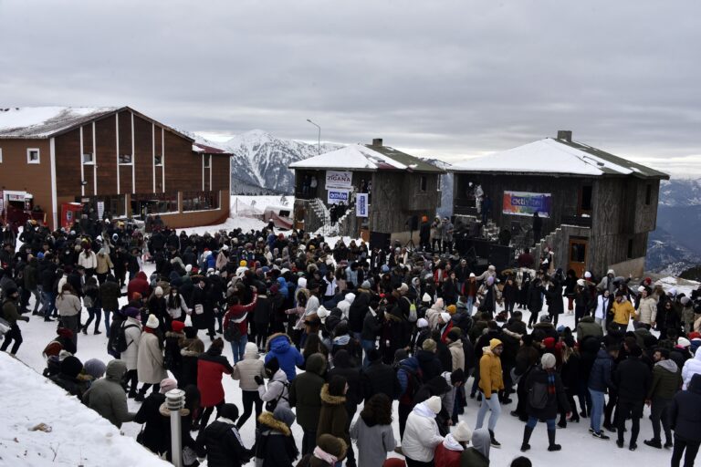 Zigana’da soğuğa aldırmadan gönüllerince eğlendiler