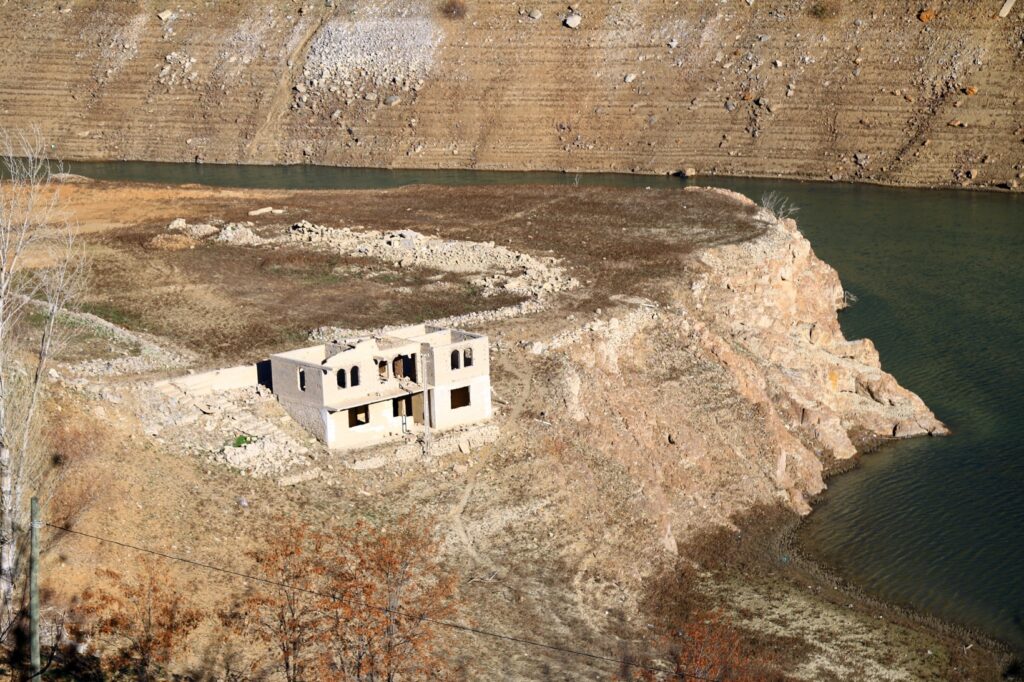 Torul Baraj gölü 45 metre çekildi