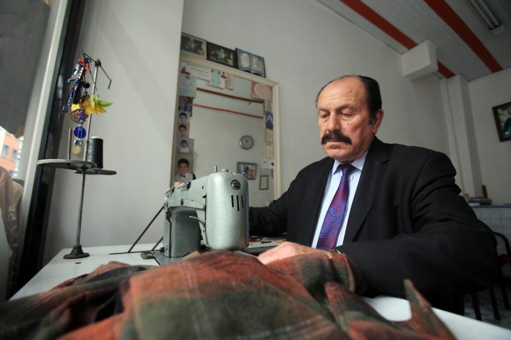 Terzi Ali yarım asırlık malzemeleriyle tarihe meydan okuyor