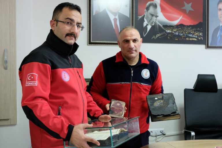 Yanmayan Kuran-ı Kerim’leri özenle saklıyorlar