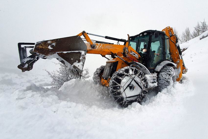 Gümüşhane’nin zorlu coğrafyasında karla mücadele çalışmaları devam ediyor