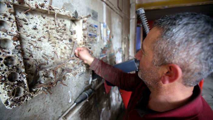 Lastikleri patlatan cisimlerin koleksiyonunu yaptı