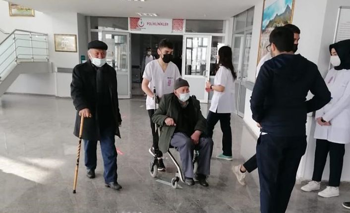 Bir gün boyunca yaşlılara refakat ettiler