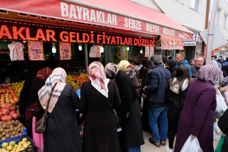 Gümüşhane’de ucuz meyve ve sebze izdihamı