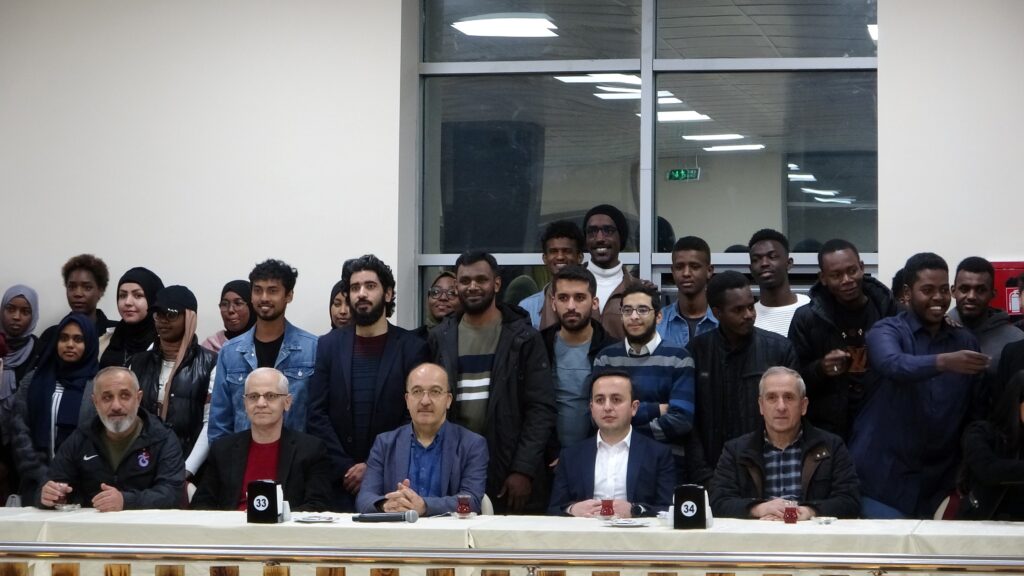 Vatanlarından onbinlerce kilometre uzakta iftar yaptılar