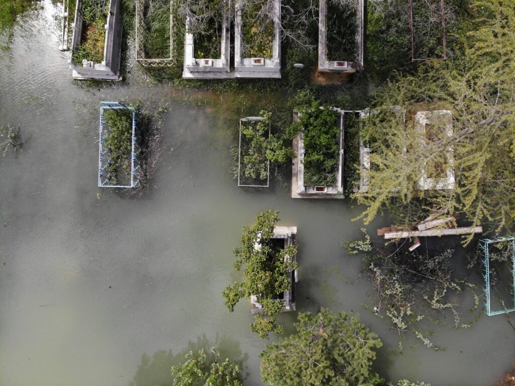 Baraj suları yükselince mezarlıklar sular altında kaldı