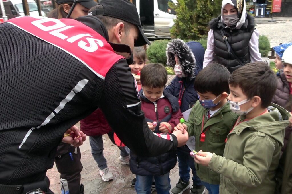 Çocuklar telsizden şeker istedi, polisler getirdi