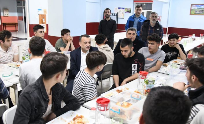 Vali Taşbilek lise öğrencileriyle iftar yaptı
