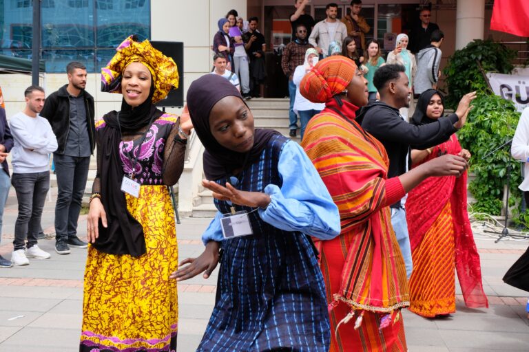 Gümüşhane’deki Afrikalı öğrenciler yerel kıyafetleriyle horon oynadı