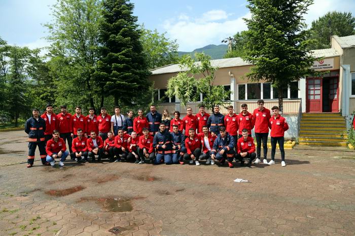 Gerçeği aratmayan eğitimlerle itfaiyeci olmak için yarışıyorlar