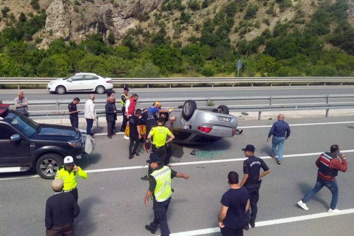 Gümüşhane’de lastiği patlayan otomobil takla attı: 2 yaralı