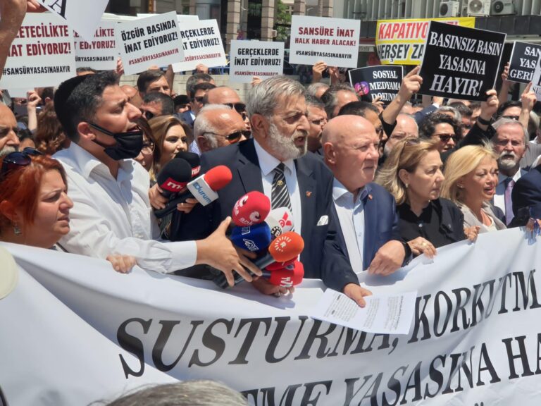 Gazeteciler kalem bıraktı, görüşmeler ertelendi