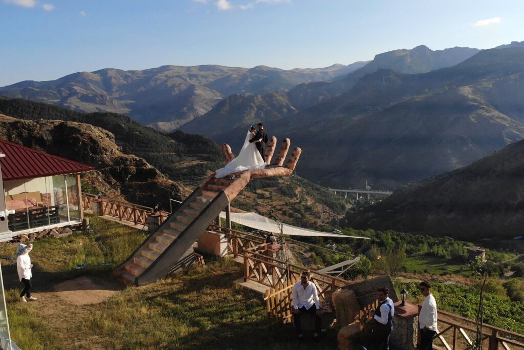 Fotoğrafçı aile köy evini fotoğraf platosuna çevirdi