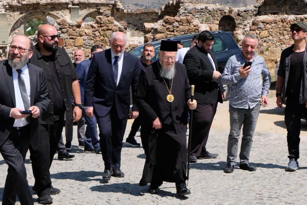 Patrik Bartholomeos Gümüşhane’nin tarihi Süleymaniye mahallesine ziyarette bulundu