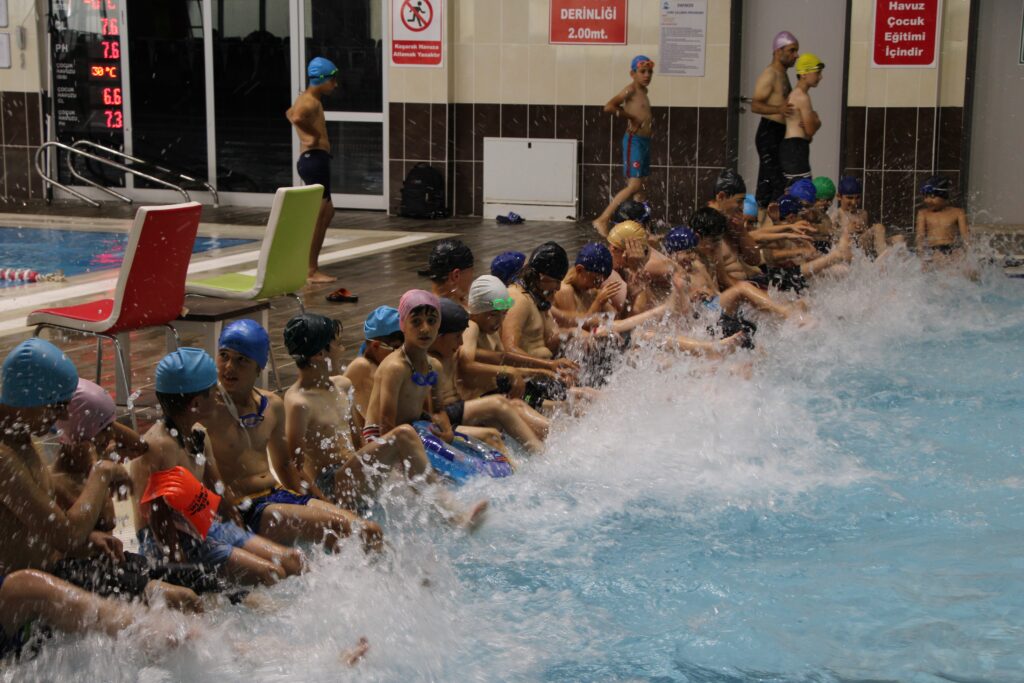 Köyden gelen çocuklar ilk defa havuzla tanıştı