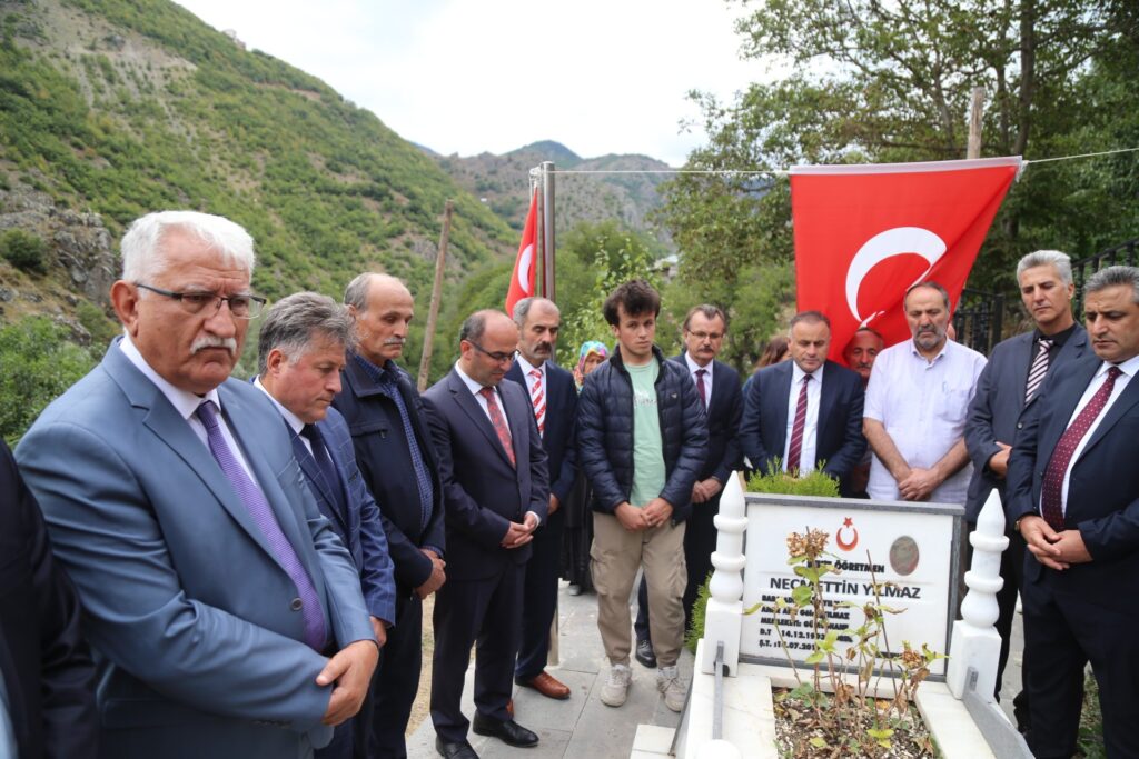 İLKSAN’dan şehit öğretmen Necmettin Yılmaz’ın kabrine ziyaret