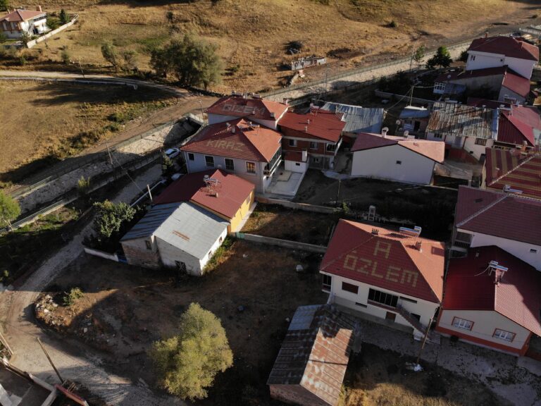 Bu köydekiler sevdiklerinin isimlerini çatılara yazıyor