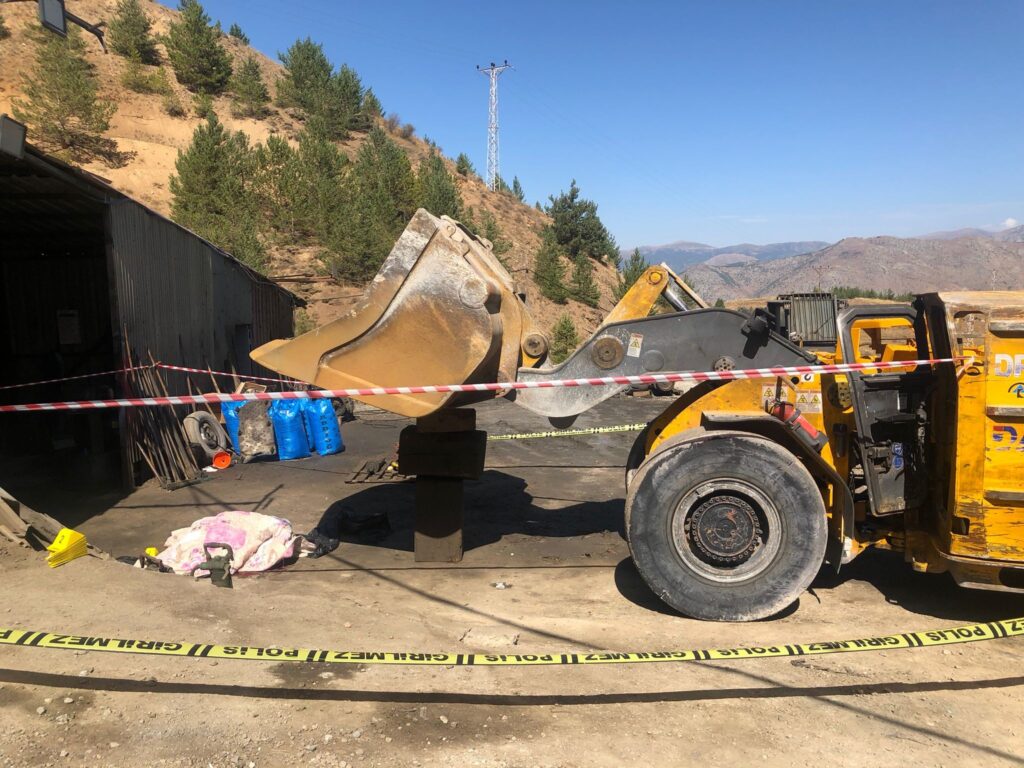 Üzerine kepçe kovası düşen işçi öldü