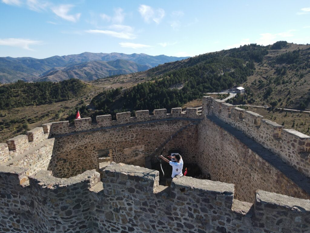 700 yıllık Kov Kalesi’nin duvarlarında yüzyıllar sonra ok sesleri yankılandı