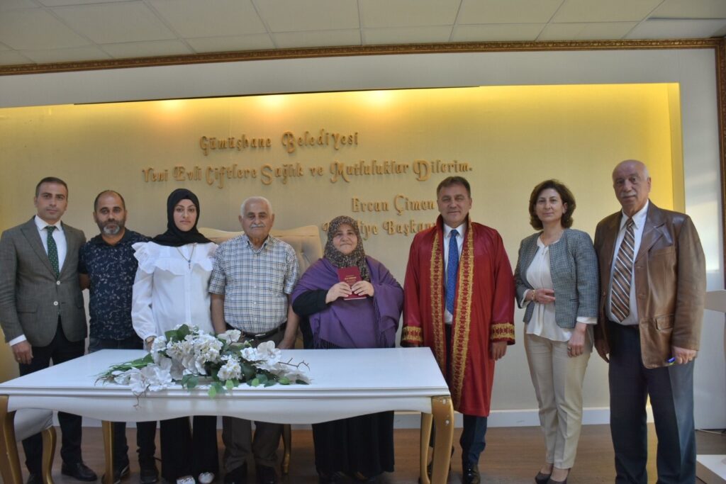 45 yıl sonra gelen ‘evet’ ile evliliklerini resmiyete döktüler