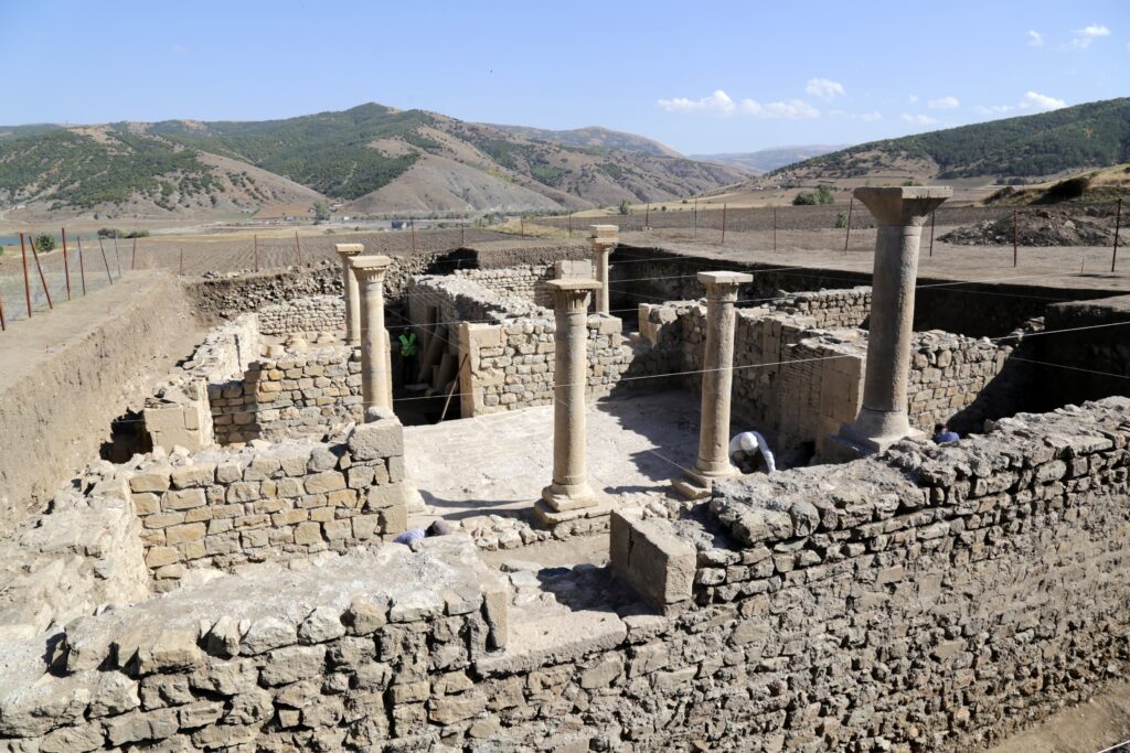 Satala’da 5 metre derinlikte 5 bin yıllık bulgular çıkıyor