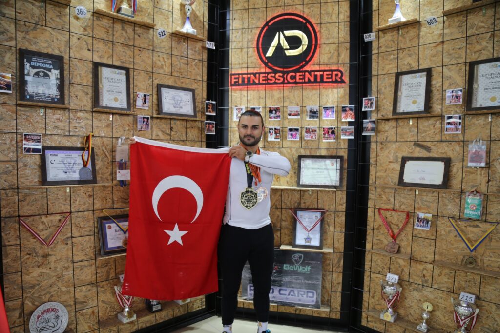 Dünya şampiyonu, çocuklara umut olmak için memleketine döndü