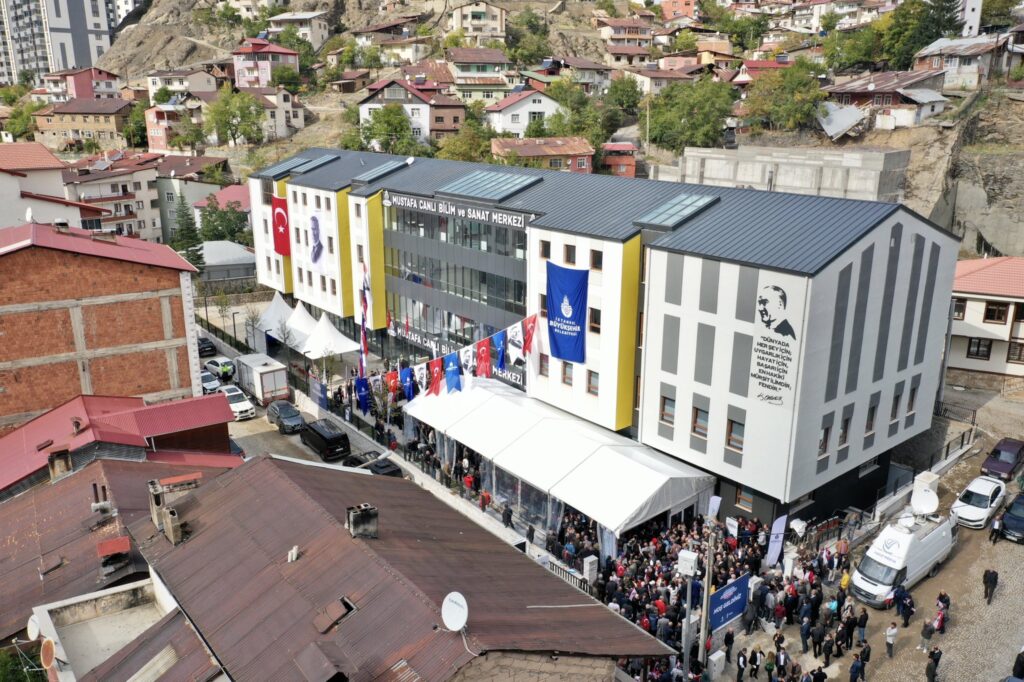 Kutuplaştırıldık