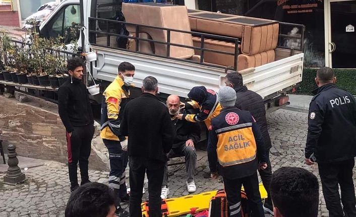 Geri manevra yapan kamyonetin altında ezilmekten son anda kurtuldu