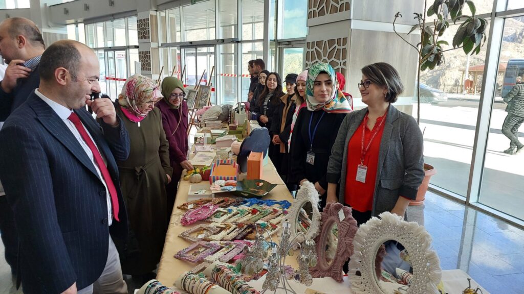 TRSM danışanlarının eserleri hastanede sergilendi