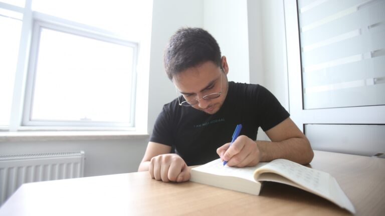 Engelli gencin azmi yaşıtlarına örnek oluyor