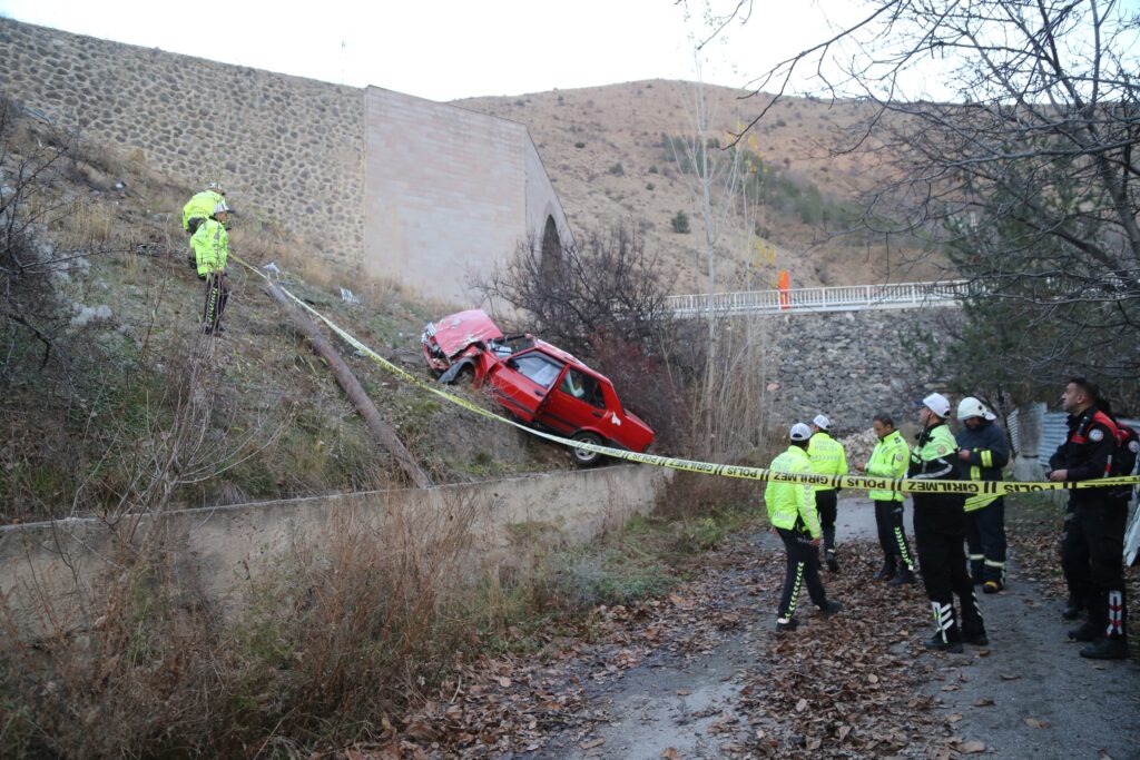 Gümüşhane’de otomobil 20 metre yükseklikten şarampole yuvarlandı: 2 yaralı