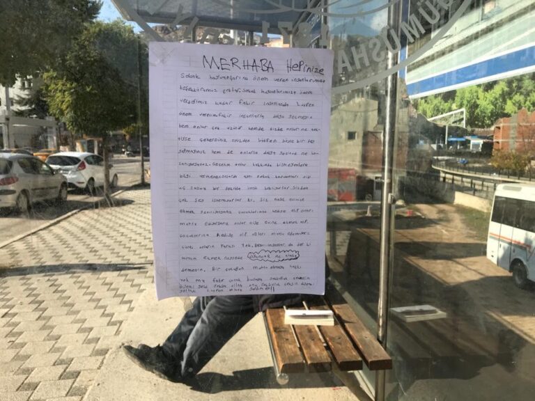 İlkokul öğrencisinin durağa astığı yazı duygulandırdı