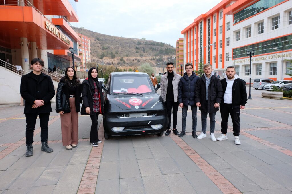 Üniversite öğrencileri 120 kilometre hıza ulaşabilen elektrikli araç yaptı
