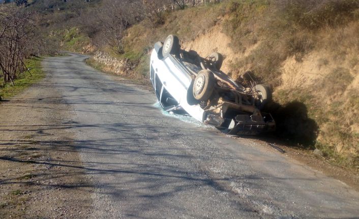 Freni boşalan otomobil ters döndü: 2 yaralı